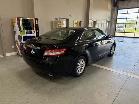 Used 2011 Toyota Camry XLE w/ XLE Extra-Value Pkg #2 FWD image 4