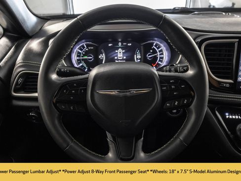 Used 2022 Chrysler Pacifica Touring-L w/ Uconnect Theater Family Group FWD image 32