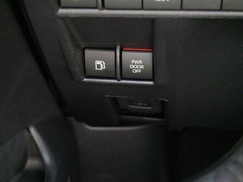 Used 2026 Toyota Sienna Limited FWD image 28