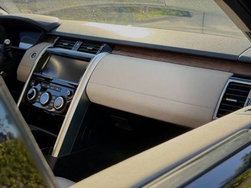 Used 2018 Land Rover Discovery HSE image 26