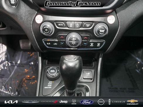 Used 2023 Jeep Cherokee Altitude Lux image 19