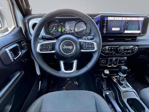 Used 2025 Jeep Wrangler Unlimited Sahara AWD/4WD image 5