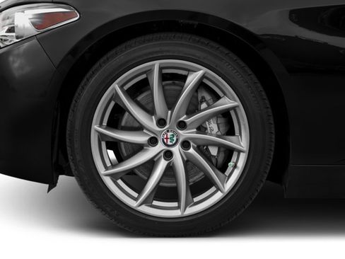 Used 2018 Alfa Romeo Giulia Ti Sport w/ Quick Order Package 22U Sport RWD image 13