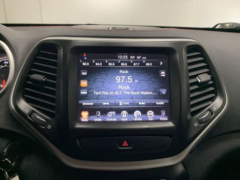 Used 2018 Jeep Cherokee Trailhawk w/ Cold Weather Group AWD/4WD image 33