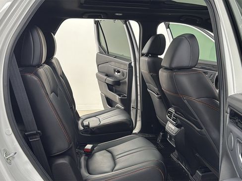 Used 2025 Honda Pilot TrailSport image 18