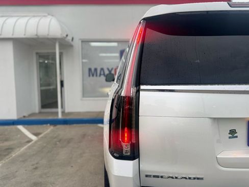 Used 2017 Cadillac Escalade Luxury AWD/4WD image 25