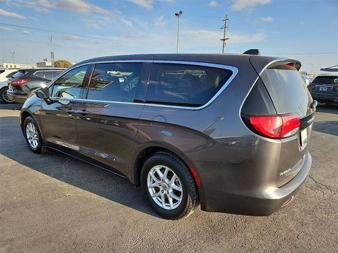 Used 2023 Chrysler Voyager LX image 4
