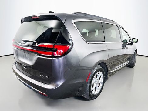 Used 2023 Chrysler Pacifica Limited FWD image 7