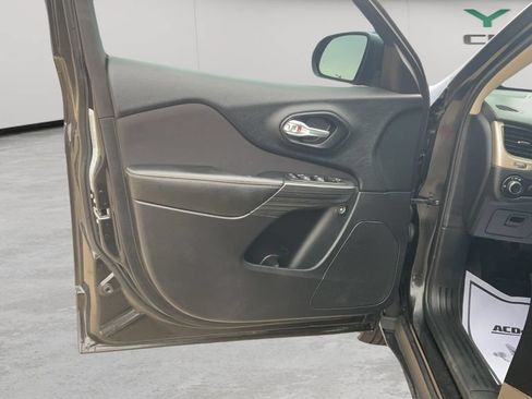 Used 2016 Jeep Cherokee Sport FWD image 13