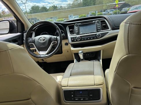 Used 2017 Toyota Highlander XLE AWD/4WD image 18