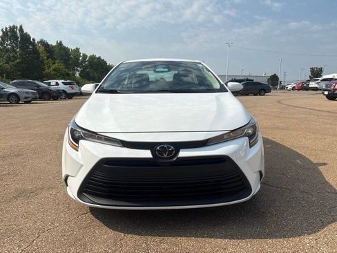 Used 2023 Toyota Corolla LE FWD image 2