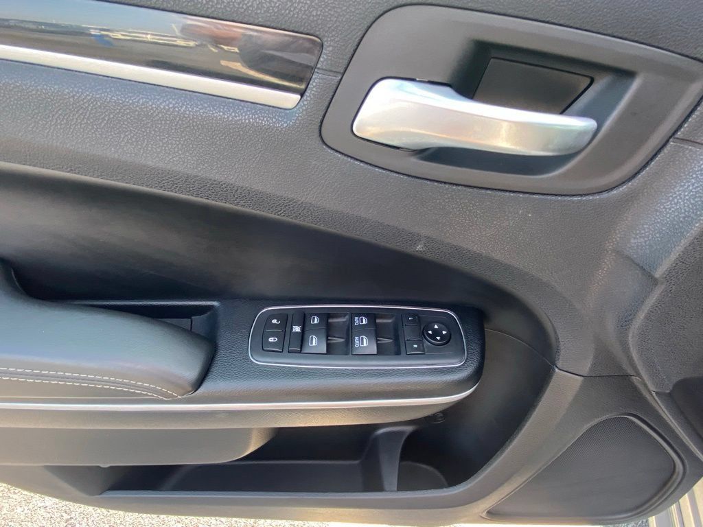 Used 2020 Chrysler 300 S RWD image 11
