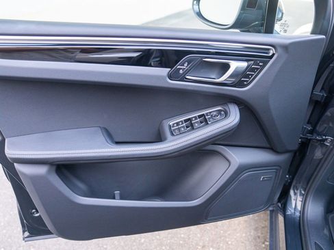 Certified 2025 Porsche Macan image 10