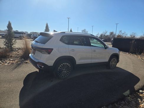 New 2026 Volkswagen Taos SE image 5