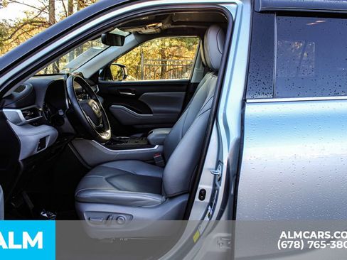 Used 2021 Toyota Highlander XLE image 17