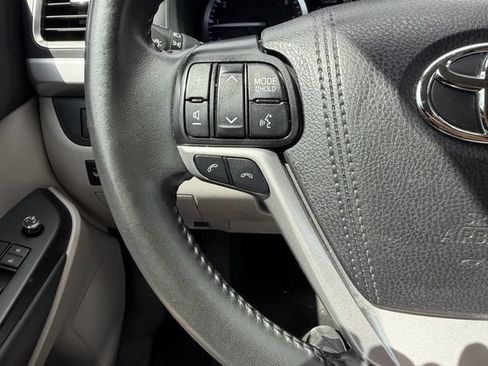 Used 2019 Toyota Highlander XLE AWD/4WD image 16