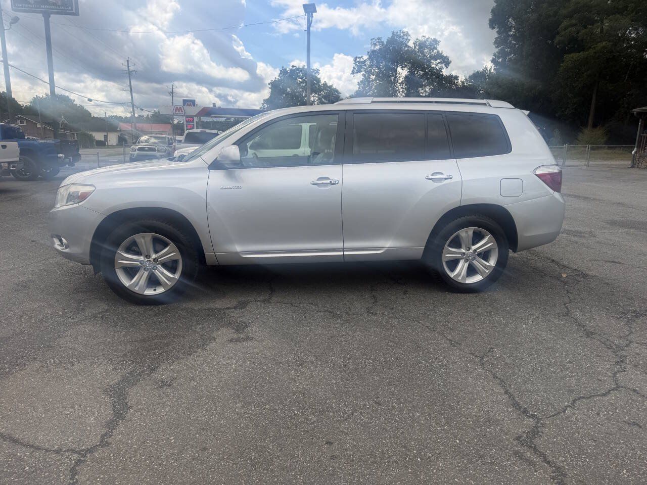 Used 2010 Toyota Highlander Limited w/ Extra Value Pkg 7 FWD image 3