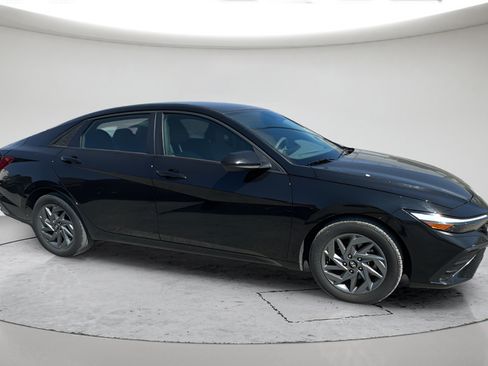 Used 2024 Hyundai Elantra SEL FWD image 2