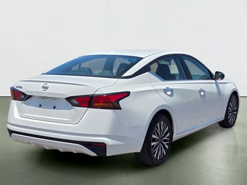 Used 2025 Nissan Altima 2.5 SV FWD image 6