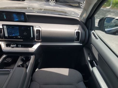 Used 2025 Ford Expedition Active AWD/4WD image 17