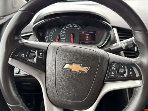 Used 2019 Chevrolet Trax LT w/ Sun & Sound Package FWD image 16