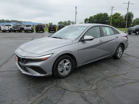 Used 2025 Hyundai Elantra SE FWD image 10