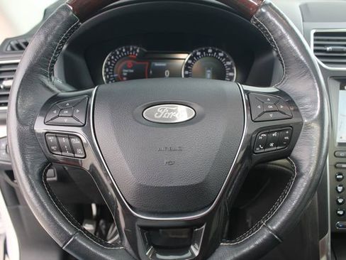 Used 2019 Ford Explorer Platinum image 17