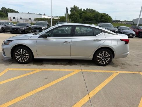 Used 2024 Nissan Altima 2.5 SV AWD/4WD image 3