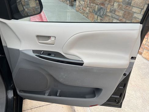 Used 2012 Toyota Sienna LE w/ Towing Pkg AWD/4WD image 20