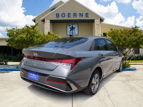 Used 2025 Hyundai Elantra SE FWD image 5