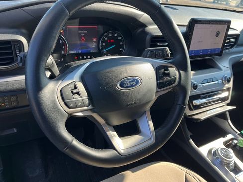 Used 2023 Ford Explorer XLT image 3