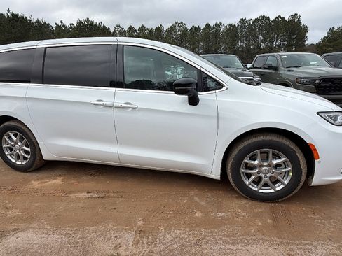 New 2026 Chrysler Pacifica Select FWD image 7