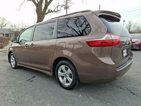 Used 2018 Toyota Sienna LE image 4