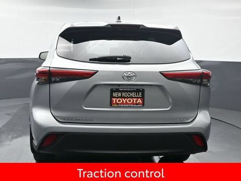 Used 2022 Toyota Highlander LE AWD/4WD image 5