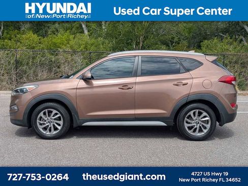 Used 2017 Hyundai Tucson SE Plus FWD image 2