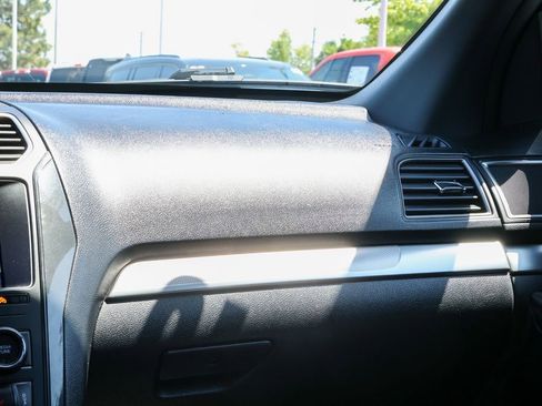 Used 2018 Ford Explorer XLT w/ Equipment Group 202A AWD/4WD image 39