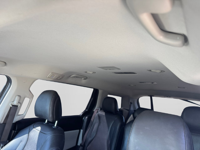 Used 2023 Kia Carnival LX FWD image 12