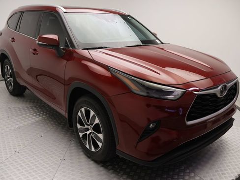 Used 2024 Toyota Highlander XLE AWD/4WD image 6
