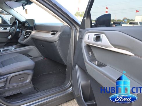 Used 2025 Ford Explorer Active RWD image 17