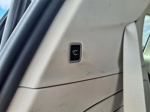 Used 2023 Chrysler Pacifica Touring-L FWD image 10