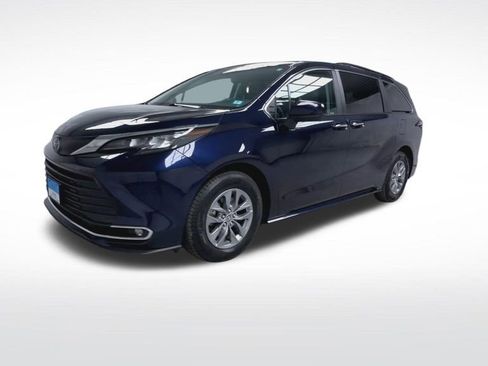 Used 2024 Toyota Sienna XLE w/ XLE Plus Package AWD/4WD image 4