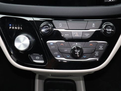 Used 2023 Chrysler Voyager LX image 23