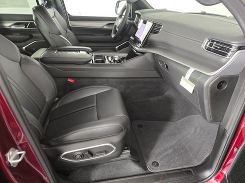 New 2025 Jeep Wagoneer L Series II w/ HD Trailer Tow Package w/25F image 29