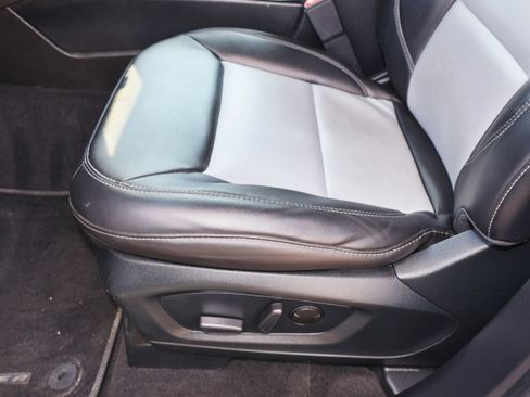 Used 2022 Ford Explorer XLT w/ Equipment Group 202A image 13