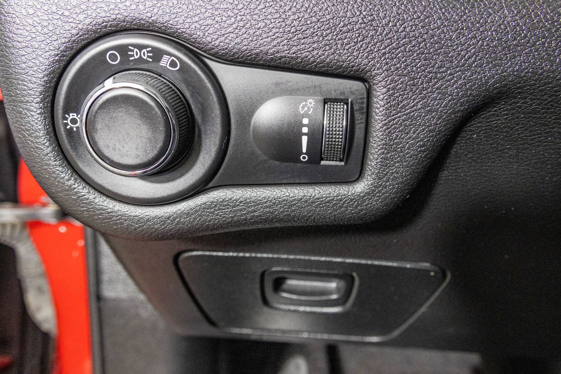 Used 2016 Jeep Cherokee Sport w/ Cold Weather Group FWD image 33