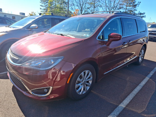 Used 2017 Chrysler Pacifica Touring-L FWD image 2
