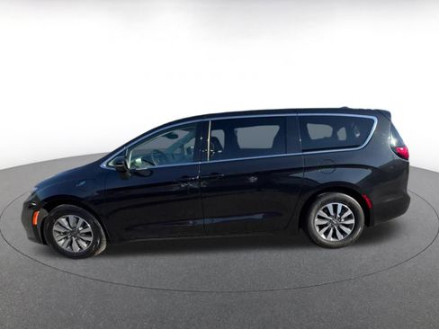 Used 2023 Chrysler Pacifica Touring-L image 9