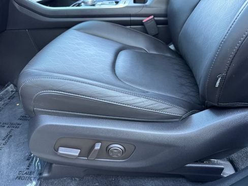 Used 2025 Kia Carnival SX w/ SX Dark Edition Package FWD image 14