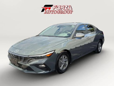 Used 2024 Hyundai Elantra SE FWD image 3