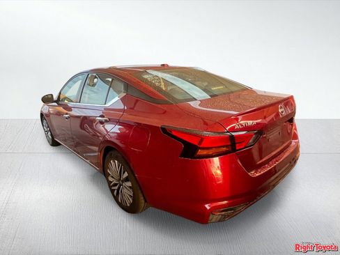 Used 2024 Nissan Altima 2.5 SV FWD image 3